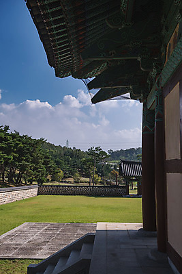 포토 JPG 주간 구름 한국전통 여행 고건축 유적지 하늘 풍경 사람없음 야외 관광지 문화재 가을 한국사 충청남도 단청 논산 계백장군유적전승지 충장사 국내포토 자연요소 전통 건축물 계절 한국 역사 충청도 파일형식