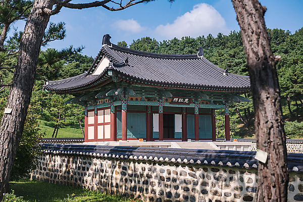 포토 JPG 주간 나무 한국전통 여행 고건축 유적지 풍경 사람없음 야외 관광지 문화재 가을 소나무 한국사 충청남도 논산 계백장군유적전승지 충장사 국내포토 자연요소 식물 전통 건축물 계절 한국 역사 충청도 파일형식