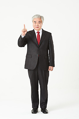 포토 JPG 스튜디오촬영 전신 노년 남자 비즈니스 실내 한명 서기 누끼 정장 손짓 앞모습 금융 경제 한국인 구직 비즈니스맨 실버 60대 흰배경 실버취업 노인남자한명만 오팔세대 액티브시니어 국내포토 1 옷 뷰포인트 백그라운드 컨셉 모션 사람 동양인 성인 내부 실버라이프 흰색 직장인 세대 남자한명만 노인남자만 파일형식