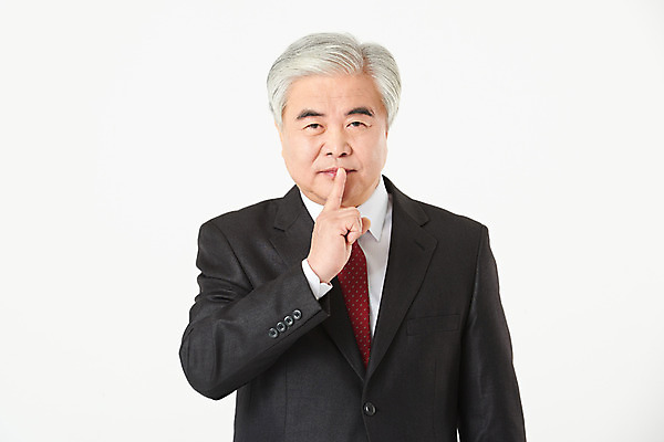 포토 JPG 스튜디오촬영 노년 남자 비즈니스 실내 한명 서기 누끼 정장 손짓 상반신 앞모습 금융 경제 한국인 구직 비즈니스맨 실버 60대 흰배경 쉿 실버취업 노인남자한명만 오팔세대 액티브시니어 국내포토 1 옷 뷰포인트 백그라운드 컨셉 모션 사람 동양인 성인 내부 실버라이프 흰색 직장인 조용 세대 남자한명만 노인남자만 파일형식
