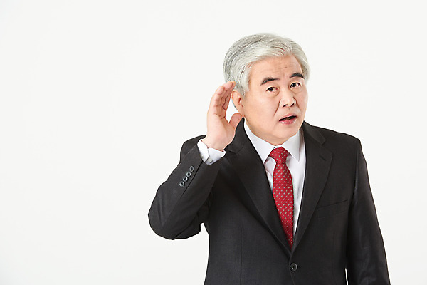 포토 JPG 스튜디오촬영 노년 남자 비즈니스 실내 한명 서기 누끼 정장 손짓 상반신 앞모습 금융 경제 듣기 한국인 구직 비즈니스맨 실버 60대 흰배경 실버취업 노인남자한명만 오팔세대 액티브시니어 국내포토 1 옷 뷰포인트 백그라운드 컨셉 모션 사람 동양인 성인 내부 실버라이프 흰색 직장인 세대 남자한명만 노인남자만 파일형식