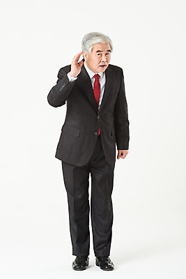포토 JPG 스튜디오촬영 전신 노년 남자 비즈니스 실내 한명 서기 누끼 정장 손짓 앞모습 금융 경제 듣기 한국인 구직 비즈니스맨 실버 60대 흰배경 실버취업 노인남자한명만 오팔세대 액티브시니어 국내포토 1 옷 뷰포인트 백그라운드 컨셉 모션 사람 동양인 성인 내부 실버라이프 흰색 직장인 세대 남자한명만 노인남자만 파일형식