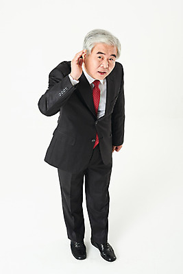 포토 JPG 스튜디오촬영 전신 노년 남자 비즈니스 실내 한명 서기 누끼 정장 손짓 앞모습 금융 경제 하이앵글 듣기 한국인 구직 비즈니스맨 실버 60대 흰배경 실버취업 노인남자한명만 오팔세대 액티브시니어 국내포토 1 옷 뷰포인트 백그라운드 컨셉 모션 사람 동양인 성인 내부 실버라이프 흰색 직장인 세대 남자한명만 노인남자만 파일형식