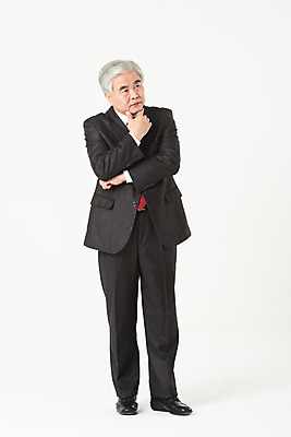포토 JPG 스튜디오촬영 전신 노년 남자 비즈니스 실내 한명 서기 누끼 정장 앞모습 금융 경제 한국인 구직 비즈니스맨 실버 60대 고민 흰배경 실버취업 노인남자한명만 오팔세대 액티브시니어 국내포토 1 옷 감정 뷰포인트 백그라운드 컨셉 모션 사람 동양인 성인 내부 실버라이프 흰색 직장인 세대 남자한명만 노인남자만 파일형식