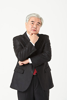 포토 JPG 스튜디오촬영 노년 남자 비즈니스 실내 한명 서기 누끼 정장 손짓 상반신 앞모습 금융 경제 한국인 구직 비즈니스맨 실버 60대 고민 흰배경 실버취업 노인남자한명만 오팔세대 액티브시니어 국내포토 1 옷 감정 뷰포인트 백그라운드 컨셉 모션 사람 동양인 성인 내부 실버라이프 흰색 직장인 세대 남자한명만 노인남자만 파일형식