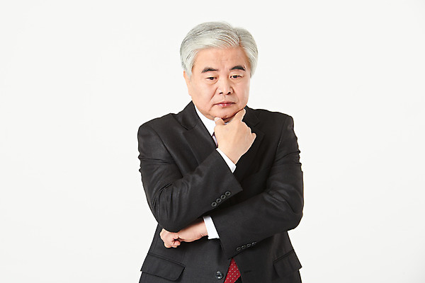 포토 JPG 스튜디오촬영 노년 남자 비즈니스 실내 한명 서기 누끼 정장 손짓 상반신 앞모습 금융 경제 한국인 구직 비즈니스맨 실버 60대 고민 흰배경 실버취업 노인남자한명만 오팔세대 액티브시니어 국내포토 1 옷 감정 뷰포인트 백그라운드 컨셉 모션 사람 동양인 성인 내부 실버라이프 흰색 직장인 세대 남자한명만 노인남자만 파일형식