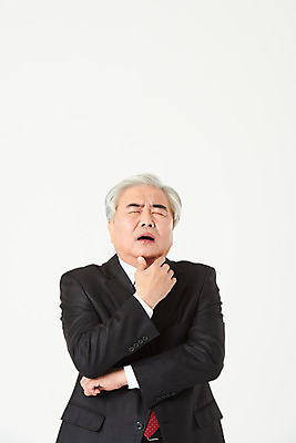 포토 JPG 스튜디오촬영 노년 남자 비즈니스 실내 한명 서기 누끼 정장 손짓 상반신 앞모습 금융 경제 한국인 구직 비즈니스맨 찡그림 실버 60대 고민 흰배경 실버취업 노인남자한명만 오팔세대 액티브시니어 국내포토 1 옷 감정 뷰포인트 백그라운드 컨셉 모션 표정 사람 동양인 성인 내부 실버라이프 흰색 직장인 세대 남자한명만 노인남자만 파일형식