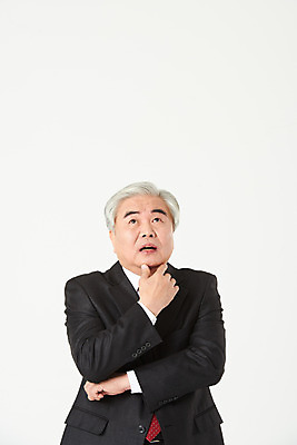 포토 JPG 스튜디오촬영 노년 남자 비즈니스 실내 한명 서기 누끼 정장 손짓 상반신 앞모습 금융 경제 한국인 올려보기 구직 비즈니스맨 실버 60대 고민 흰배경 실버취업 노인남자한명만 오팔세대 액티브시니어 국내포토 1 옷 감정 뷰포인트 백그라운드 컨셉 모션 사람 동양인 성인 내부 실버라이프 흰색 직장인 세대 남자한명만 노인남자만 파일형식