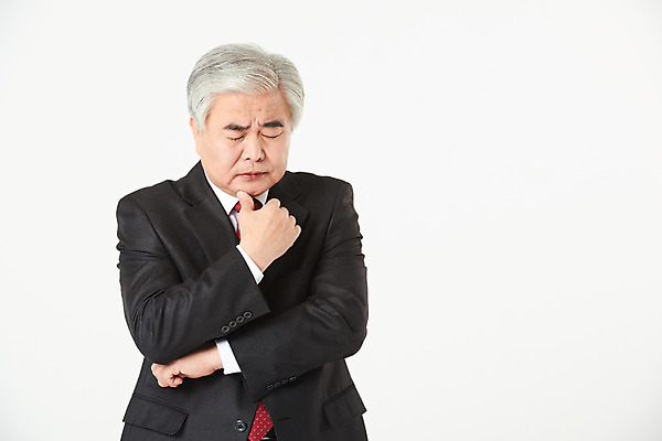 포토 JPG 스튜디오촬영 노년 남자 비즈니스 실내 한명 서기 누끼 정장 손짓 상반신 앞모습 금융 경제 한국인 구직 비즈니스맨 찡그림 실버 60대 고민 흰배경 실버취업 노인남자한명만 오팔세대 액티브시니어 국내포토 1 옷 감정 뷰포인트 백그라운드 컨셉 모션 표정 사람 동양인 성인 내부 실버라이프 흰색 직장인 세대 남자한명만 노인남자만 파일형식