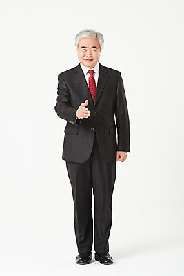 포토 JPG 스튜디오촬영 전신 노년 남자 비즈니스 악수 실내 한명 서기 미소 누끼 정장 손짓 앞모습 금융 경제 거래 한국인 구직 비즈니스맨 실버 60대 흰배경 실버취업 노인남자한명만 오팔세대 액티브시니어 국내포토 1 옷 뷰포인트 백그라운드 컨셉 모션 표정 사람 동양인 성인 내부 실버라이프 흰색 직장인 세대 남자한명만 노인남자만 파일형식