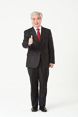 포토 JPG 스튜디오촬영 전신 노년 남자 비즈니스 실내 한명 서기 미소 누끼 정장 앞모습 금융 경제 한국인 엄지손가락 구직 최고 비즈니스맨 실버 60대 흰배경 실버취업 노인남자한명만 오팔세대 액티브시니어 국내포토 1 옷 뷰포인트 백그라운드 컨셉 손가락 모션 표정 사람 동양인 성인 내부 실버라이프 흰색 직장인 세대 남자한명만 노인남자만 파일형식