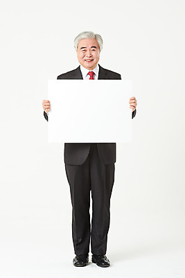 포토 JPG 스튜디오촬영 전신 배너 노년 남자 비즈니스 사각프레임 실내 한명 서기 들기 누끼 정장 앞모습 금융 경제 한국인 구직 비즈니스맨 실버 60대 흰배경 실버취업 노인남자한명만 카피스페이스 오팔세대 액티브시니어 국내포토 1 옷 뷰포인트 백그라운드 컨셉 모션 프레임 사람 동양인 성인 내부 실버라이프 사각형 공백 흰색 직장인 세대 남자한명만 노인남자만 파일형식