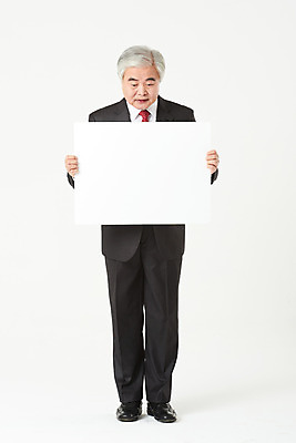 포토 JPG 스튜디오촬영 전신 배너 응시 노년 남자 비즈니스 사각프레임 실내 한명 서기 들기 누끼 정장 앞모습 금융 경제 한국인 구직 비즈니스맨 실버 60대 흰배경 실버취업 노인남자한명만 카피스페이스 오팔세대 액티브시니어 국내포토 1 시선 옷 뷰포인트 백그라운드 컨셉 모션 프레임 사람 동양인 성인 내부 실버라이프 사각형 공백 흰색 직장인 세대 남자한명만 노인남자만 파일형식