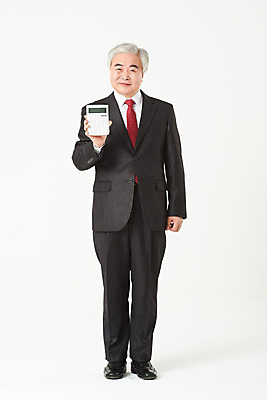 포토 JPG 스튜디오촬영 전신 노년 남자 비즈니스 실내 한명 서기 미소 들기 누끼 정장 앞모습 금융 경제 한국인 계산기 구직 비즈니스맨 실버 60대 흰배경 실버취업 노인남자한명만 오팔세대 액티브시니어 국내포토 1 옷 뷰포인트 백그라운드 컨셉 모션 문구용품 표정 사람 동양인 성인 내부 실버라이프 장비 흰색 직장인 세대 남자한명만 노인남자만 파일형식