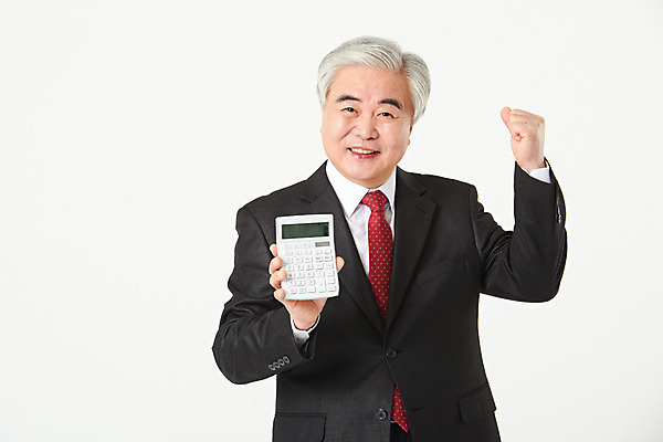 포토 JPG 스튜디오촬영 노년 남자 비즈니스 실내 한명 서기 들기 누끼 정장 상반신 앞모습 금융 경제 파이팅 한국인 계산기 구직 비즈니스맨 실버 60대 흰배경 실버취업 노인남자한명만 오팔세대 액티브시니어 국내포토 1 옷 뷰포인트 백그라운드 컨셉 모션 문구용품 사람 동양인 성인 내부 실버라이프 장비 흰색 직장인 세대 남자한명만 노인남자만 파일형식