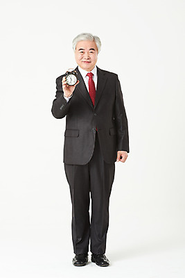 포토 JPG 스튜디오촬영 전신 노년 남자 시계 비즈니스 실내 한명 서기 미소 들기 누끼 정장 앞모습 금융 경제 한국인 자명종 구직 비즈니스맨 실버 60대 흰배경 탁상시계 실버취업 노인남자한명만 오팔세대 액티브시니어 국내포토 1 옷 뷰포인트 백그라운드 컨셉 모션 표정 사람 동양인 성인 내부 실버라이프 알람 흰색 직장인 세대 남자한명만 노인남자만 파일형식