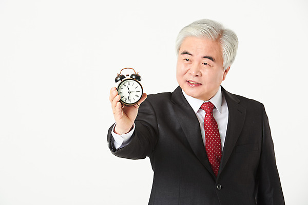 포토 JPG 스튜디오촬영 노년 남자 시계 비즈니스 실내 한명 서기 들기 누끼 정장 상반신 앞모습 금융 경제 한국인 자명종 구직 비즈니스맨 실버 60대 흰배경 탁상시계 실버취업 노인남자한명만 오팔세대 액티브시니어 국내포토 1 옷 뷰포인트 백그라운드 컨셉 모션 사람 동양인 성인 내부 실버라이프 알람 흰색 직장인 세대 남자한명만 노인남자만 파일형식