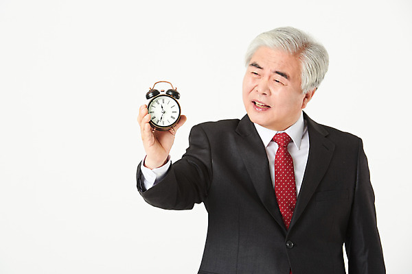 포토 JPG 스튜디오촬영 노년 남자 시계 비즈니스 실내 한명 서기 들기 누끼 정장 상반신 앞모습 금융 경제 한국인 자명종 구직 비즈니스맨 찡그림 실버 60대 흰배경 탁상시계 실버취업 노인남자한명만 오팔세대 액티브시니어 국내포토 1 옷 뷰포인트 백그라운드 컨셉 모션 표정 사람 동양인 성인 내부 실버라이프 알람 흰색 직장인 세대 남자한명만 노인남자만 파일형식