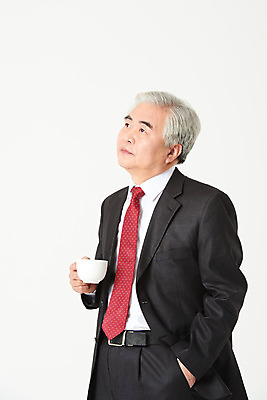 포토 JPG 스튜디오촬영 응시 노년 남자 커피 음료 비즈니스 실내 한명 서기 들기 누끼 정장 상반신 옆모습 금융 경제 한국인 구직 비즈니스맨 실버 60대 커피잔 고민 흰배경 주머니손 실버취업 노인남자한명만 오팔세대 액티브시니어 국내포토 1 시선 옷 감정 뷰포인트 백그라운드 컨셉 모션 잔 사람 동양인 성인 내부 실버라이프 흰색 직장인 세대 남자한명만 노인남자만 파일형식