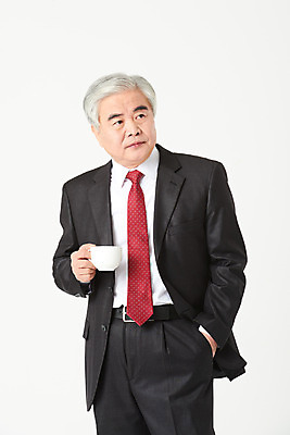 포토 JPG 스튜디오촬영 노년 남자 커피 음료 비즈니스 실내 한명 서기 들기 누끼 정장 상반신 앞모습 금융 경제 한국인 구직 비즈니스맨 실버 60대 커피잔 흰배경 주머니손 실버취업 노인남자한명만 오팔세대 액티브시니어 국내포토 1 옷 뷰포인트 백그라운드 컨셉 모션 잔 사람 동양인 성인 내부 실버라이프 흰색 직장인 세대 남자한명만 노인남자만 파일형식