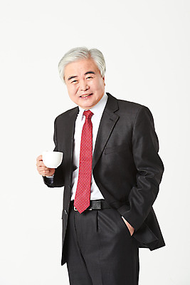 포토 JPG 스튜디오촬영 노년 남자 커피 음료 비즈니스 실내 한명 서기 미소 들기 누끼 정장 상반신 옆모습 금융 경제 한국인 구직 비즈니스맨 실버 60대 커피잔 흰배경 주머니손 실버취업 노인남자한명만 오팔세대 액티브시니어 국내포토 1 옷 뷰포인트 백그라운드 컨셉 모션 잔 표정 사람 동양인 성인 내부 실버라이프 흰색 직장인 세대 남자한명만 노인남자만 파일형식