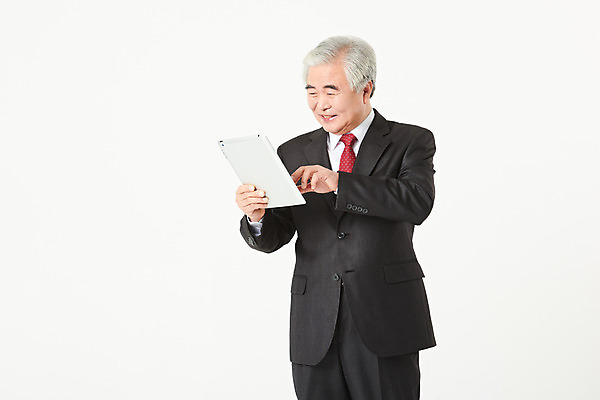 포토 JPG 스튜디오촬영 노년 남자 비즈니스 실내 한명 서기 들기 누끼 정장 상반신 앞모습 금융 경제 태블릿 한국인 구직 비즈니스맨 실버 60대 흰배경 실버취업 노인남자한명만 오팔세대 액티브시니어 국내포토 1 옷 뷰포인트 백그라운드 컨셉 모션 사람 동양인 성인 내부 전자제품 실버라이프 스마트기기 흰색 직장인 세대 남자한명만 노인남자만 파일형식