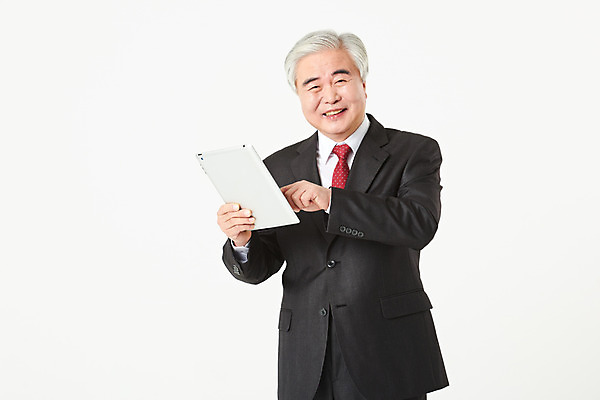 포토 JPG 스튜디오촬영 노년 남자 비즈니스 실내 한명 서기 들기 누끼 정장 상반신 앞모습 금융 경제 태블릿 한국인 구직 비즈니스맨 실버 60대 흰배경 실버취업 노인남자한명만 오팔세대 액티브시니어 국내포토 1 옷 뷰포인트 백그라운드 컨셉 모션 사람 동양인 성인 내부 전자제품 실버라이프 스마트기기 흰색 직장인 세대 남자한명만 노인남자만 파일형식