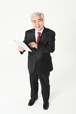 포토 JPG 스튜디오촬영 전신 노년 남자 비즈니스 실내 한명 서기 미소 들기 누끼 정장 앞모습 금융 경제 하이앵글 태블릿 한국인 구직 비즈니스맨 실버 60대 흰배경 실버취업 노인남자한명만 오팔세대 액티브시니어 국내포토 1 옷 뷰포인트 백그라운드 컨셉 모션 표정 사람 동양인 성인 내부 전자제품 실버라이프 스마트기기 흰색 직장인 세대 남자한명만 노인남자만 파일형식