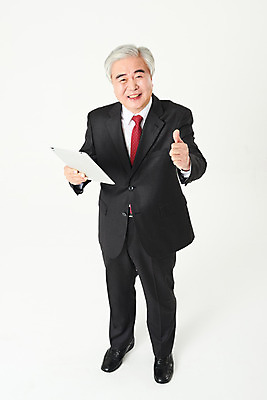 포토 JPG 스튜디오촬영 전신 노년 남자 비즈니스 실내 한명 서기 들기 누끼 정장 앞모습 금융 경제 하이앵글 태블릿 한국인 구직 최고 비즈니스맨 실버 60대 흰배경 실버취업 노인남자한명만 오팔세대 액티브시니어 국내포토 1 옷 뷰포인트 백그라운드 컨셉 모션 사람 동양인 성인 내부 전자제품 실버라이프 스마트기기 흰색 직장인 세대 남자한명만 노인남자만 파일형식