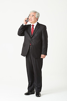 포토 JPG 스튜디오촬영 전신 노년 남자 비즈니스 실내 한명 서기 들기 누끼 정장 앞모습 금융 경제 스마트폰 한국인 구직 비즈니스맨 실버 60대 흰배경 통화 실버취업 노인남자한명만 오팔세대 액티브시니어 국내포토 1 옷 뷰포인트 백그라운드 컨셉 모션 사람 동양인 성인 내부 실버라이프 핸드폰 스마트기기 흰색 직장인 세대 남자한명만 노인남자만 파일형식