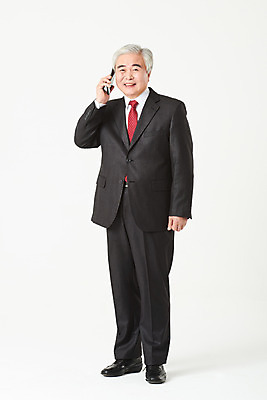 포토 JPG 스튜디오촬영 전신 노년 남자 비즈니스 실내 한명 서기 미소 들기 누끼 정장 앞모습 금융 경제 스마트폰 한국인 구직 비즈니스맨 실버 60대 흰배경 통화 실버취업 노인남자한명만 오팔세대 액티브시니어 국내포토 1 옷 뷰포인트 백그라운드 컨셉 모션 표정 사람 동양인 성인 내부 실버라이프 핸드폰 스마트기기 흰색 직장인 세대 남자한명만 노인남자만 파일형식