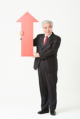 포토 JPG 스튜디오촬영 전신 노년 남자 화살표 비즈니스 실내 한명 서기 들기 누끼 정장 앞모습 금융 경제 한국인 구직 비즈니스맨 실버 60대 흰배경 상승 실버취업 노인남자한명만 오팔세대 액티브시니어 국내포토 1 옷 뷰포인트 백그라운드 컨셉 모션 사람 동양인 성인 내부 실버라이프 흰색 직장인 세대 남자한명만 노인남자만 파일형식