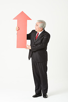 포토 JPG 스튜디오촬영 전신 노년 남자 화살표 비즈니스 실내 한명 서기 들기 누끼 정장 앞모습 금융 경제 한국인 구직 비즈니스맨 실버 60대 흰배경 상승 실버취업 노인남자한명만 오팔세대 액티브시니어 국내포토 1 옷 뷰포인트 백그라운드 컨셉 모션 사람 동양인 성인 내부 실버라이프 흰색 직장인 세대 남자한명만 노인남자만 파일형식