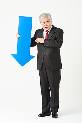 포토 JPG 스튜디오촬영 전신 노년 남자 화살표 비즈니스 실내 한명 서기 들기 누끼 정장 앞모습 금융 경제 한국인 구직 슬픔 비즈니스맨 실버 60대 하락 흰배경 실버취업 아쉬움 노인남자한명만 오팔세대 액티브시니어 국내포토 1 옷 감정 뷰포인트 백그라운드 컨셉 모션 사람 동양인 성인 내부 실버라이프 흰색 직장인 세대 남자한명만 노인남자만 파일형식