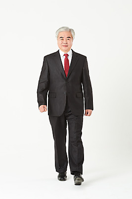 포토 JPG 스튜디오촬영 전신 노년 남자 비즈니스 실내 한명 누끼 정장 앞모습 금융 경제 걷기 한국인 구직 비즈니스맨 실버 60대 흰배경 실버취업 노인남자한명만 오팔세대 액티브시니어 국내포토 1 옷 뷰포인트 백그라운드 컨셉 모션 사람 동양인 성인 내부 실버라이프 흰색 직장인 세대 남자한명만 노인남자만 파일형식