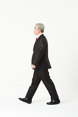 포토 JPG 스튜디오촬영 전신 노년 남자 비즈니스 실내 한명 누끼 정장 옆모습 금융 경제 걷기 한국인 구직 비즈니스맨 실버 60대 흰배경 실버취업 노인남자한명만 오팔세대 액티브시니어 국내포토 1 옷 뷰포인트 백그라운드 컨셉 모션 사람 동양인 성인 내부 실버라이프 흰색 직장인 세대 남자한명만 노인남자만 파일형식