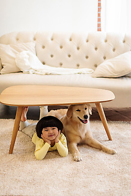 포토 JPG 전신 한마리 남자 반려견 어린이 엎드리기 탁자 함께함 실내 한명 앞모습 반려동물 소파 턱괴기 한국인 골든리트리버 강아지 즐거움 반려 소년한명만 국내포토 동물 1 감정 뷰포인트 가구 컨셉 의자 모션 사람 동양인 내부 개 리트리버 남자한명만 소년만 파일형식