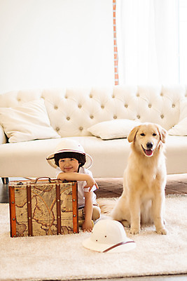 포토 JPG 한마리 남자 반려견 어린이 여행 함께함 실내 한명 미소 앉기 상반신 앞모습 반려동물 소파 여행가방 한국인 골든리트리버 강아지 즐거움 설레임 반려 소년한명만 국내포토 동물 1 감정 뷰포인트 컨셉 의자 가방 모션 표정 사람 동양인 내부 개 리트리버 남자한명만 소년만 파일형식