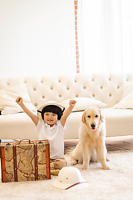 포토 JPG 한마리 남자 반려견 어린이 여행 함께함 실내 한명 미소 앉기 상반신 앞모습 반려동물 소파 여행가방 만세 한국인 골든리트리버 강아지 즐거움 설레임 반려 소년한명만 국내포토 동물 1 감정 뷰포인트 컨셉 의자 가방 모션 표정 사람 동양인 내부 개 리트리버 남자한명만 소년만 파일형식