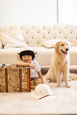 포토 JPG 한마리 남자 반려견 어린이 여행 함께함 실내 한명 미소 앉기 상반신 앞모습 반려동물 소파 여행가방 한국인 골든리트리버 강아지 즐거움 설레임 반려 소년한명만 국내포토 동물 1 감정 뷰포인트 컨셉 의자 가방 모션 표정 사람 동양인 내부 개 리트리버 남자한명만 소년만 파일형식