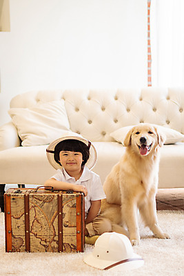 포토 JPG 한마리 남자 반려견 어린이 여행 함께함 실내 한명 미소 앉기 상반신 앞모습 반려동물 소파 여행가방 한국인 골든리트리버 강아지 즐거움 설레임 반려 소년한명만 국내포토 동물 1 감정 뷰포인트 컨셉 의자 가방 모션 표정 사람 동양인 내부 개 리트리버 남자한명만 소년만 파일형식