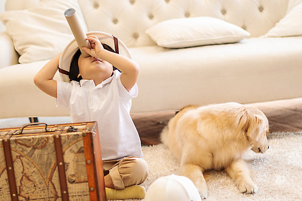 포토 JPG 전신 한마리 남자 반려견 어린이 여행 놀이 함께함 실내 한명 앉기 앞모습 반려동물 소파 여행가방 망원경 한국인 골든리트리버 강아지 즐거움 탐색 반려 소년한명만 국내포토 동물 1 감정 뷰포인트 컨셉 의자 가방 모션 사람 동양인 내부 개 리트리버 남자한명만 소년만 파일형식