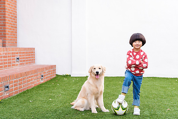 포토 JPG 주간 전신 한마리 남자 반려견 어린이 축구공 놀이 함께함 한명 서기 미소 야외 앞모습 반려동물 팔짱 계단 축구 한국인 골든리트리버 강아지 즐거움 반려 소년한명만 국내포토 자연요소 동물 1 감정 뷰포인트 컨셉 공 축구용품 모션 표정 사람 동양인 구기 개 리트리버 남자한명만 소년만 파일형식