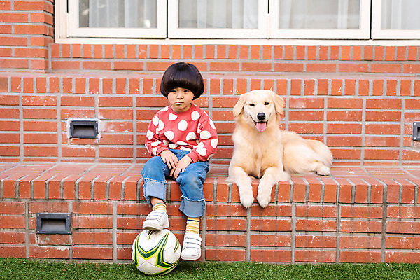 포토 JPG 주간 전신 한마리 남자 반려견 어린이 축구공 휴식 함께함 한명 앉기 야외 앞모습 반려동물 계단 한국인 골든리트리버 강아지 창가 반려 시무룩 소년한명만 국내포토 자연요소 동물 1 뷰포인트 컨셉 공 축구용품 창문 모션 표정 사람 동양인 개 리트리버 남자한명만 소년만 파일형식