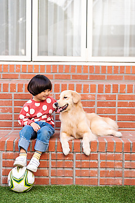 포토 JPG 주간 전신 한마리 남자 반려견 어린이 축구공 함께함 한명 미소 앉기 야외 앞모습 반려동물 계단 한국인 골든리트리버 강아지 창가 즐거움 반려 소년한명만 국내포토 자연요소 동물 1 감정 뷰포인트 컨셉 공 축구용품 창문 모션 표정 사람 동양인 개 리트리버 남자한명만 소년만 파일형식