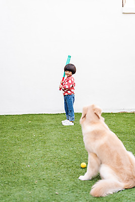 포토 JPG 주간 전신 한마리 남자 반려견 어린이 놀이 함께함 한명 서기 야외 옆모습 반려동물 야구 한국인 야구방망이 골든리트리버 강아지 즐거움 야구공 반려 소년한명만 국내포토 자연요소 동물 1 감정 뷰포인트 컨셉 공 모션 사람 동양인 구기 야구용품 개 리트리버 남자한명만 소년만 파일형식