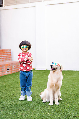 포토 JPG 주간 전신 한마리 남자 반려견 어린이 장난 놀이 함께함 한명 서기 야외 앞모습 반려동물 선글라스 팔짱 계단 한국인 골든리트리버 강아지 즐거움 반려 소년한명만 국내포토 자연요소 동물 1 감정 안경 뷰포인트 컨셉 모션 사람 동양인 개 리트리버 남자한명만 소년만 파일형식