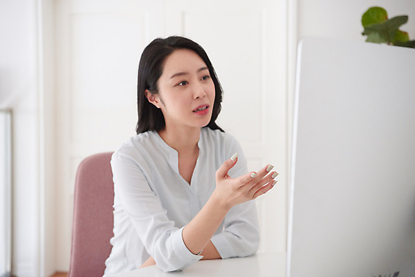 포토 JPG 여자 비즈니스 회의 실내 대화 한명 사람 앉기 상반신 성인 앞모습 30대 컴퓨터 한국인 업무 직장인 비즈니스우먼 사회이슈 재택근무 프리랜서 화상통화 성인여자한명만 자가격리 사회적거리두기 국내포토 직업 1 캠페인 뷰포인트 컨셉 모션 말하기 동양인 내부 장년 전자제품 작업 통화 여자한명만 성인여자만 파일형식 격리