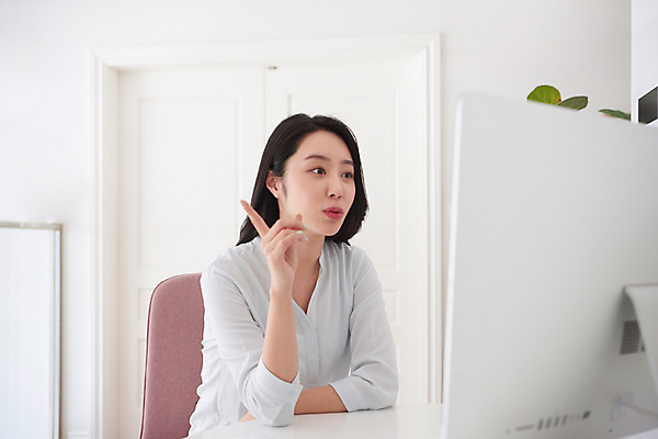 포토 JPG 여자 비즈니스 회의 실내 대화 한명 사람 앉기 손짓 상반신 성인 앞모습 30대 컴퓨터 한국인 업무 직장인 비즈니스우먼 사회이슈 재택근무 프리랜서 화상통화 성인여자한명만 자가격리 사회적거리두기 국내포토 직업 1 캠페인 뷰포인트 컨셉 모션 말하기 동양인 내부 장년 전자제품 작업 통화 여자한명만 성인여자만 파일형식 격리