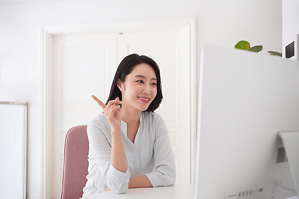 포토 JPG 여자 비즈니스 회의 실내 대화 한명 미소 사람 앉기 손짓 상반신 성인 앞모습 30대 컴퓨터 한국인 업무 직장인 비즈니스우먼 사회이슈 재택근무 프리랜서 화상통화 성인여자한명만 자가격리 사회적거리두기 국내포토 직업 1 캠페인 뷰포인트 컨셉 모션 표정 말하기 동양인 내부 장년 전자제품 작업 통화 여자한명만 성인여자만 파일형식 격리